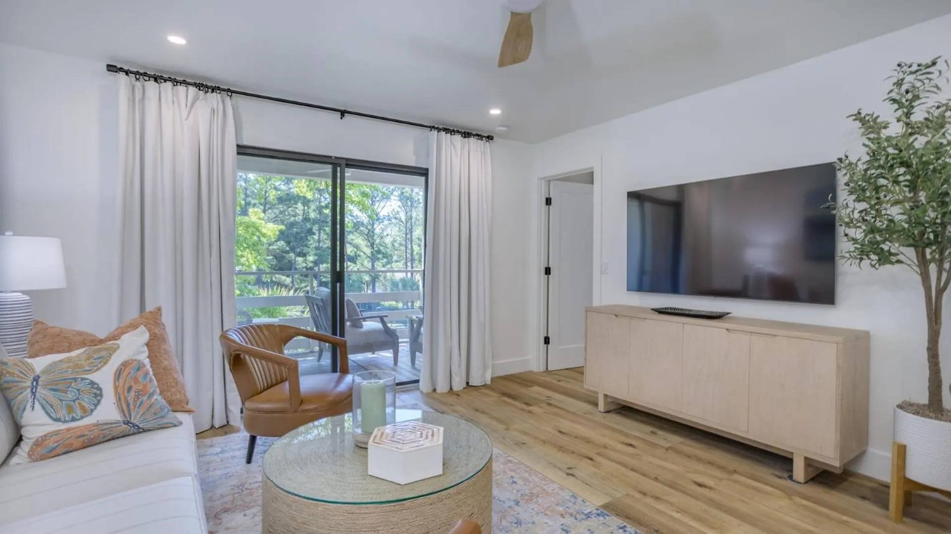 Walk To The Beach Contemporary Coastal Villa Fully Remodeled Spring 2024 Expansive Balcony Hilton Head Island