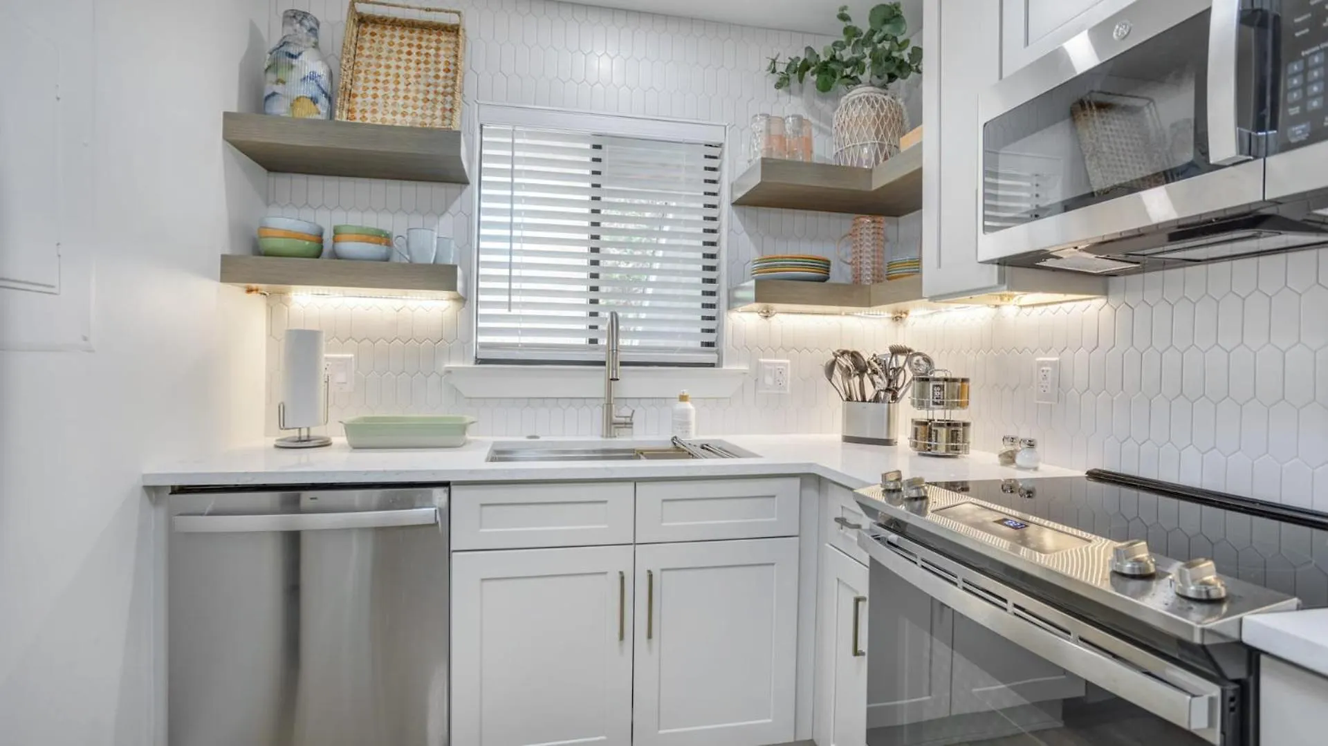 Walk To The Beach Contemporary Coastal Villa Fully Remodeled Spring 2024 Expansive Balcony Hilton Head Island